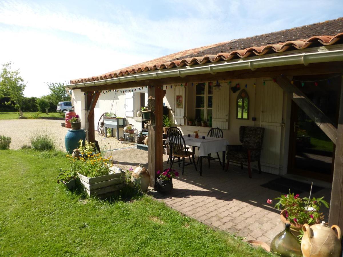 Chez Kate Panzió Charroux  Kültér fotó
