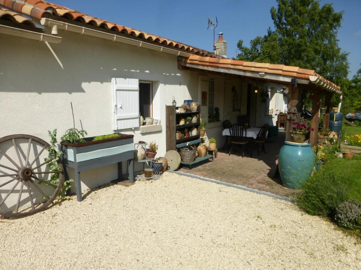 Chez Kate Panzió Charroux  Kültér fotó